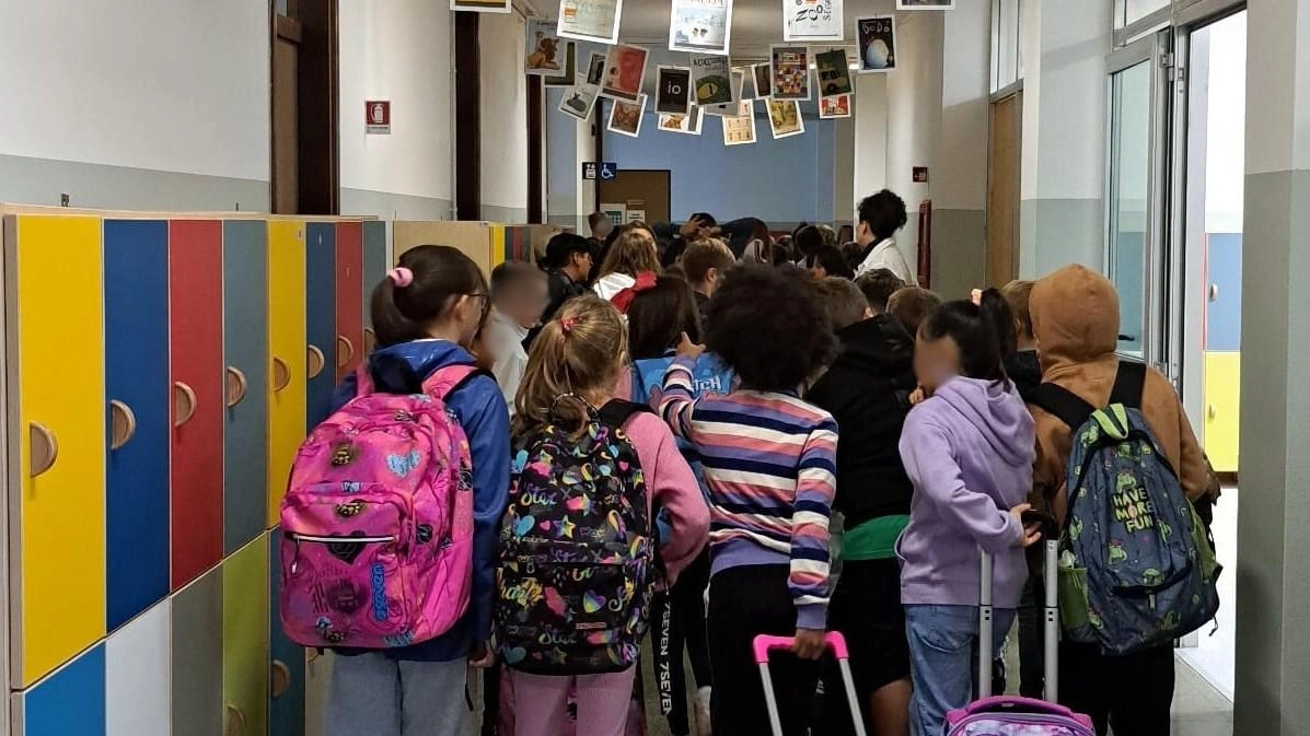 Bambini al loro primo giorno di scuola (foto d’archivio) Bambini al loro primo giorno di scuola (foto d’archivio)