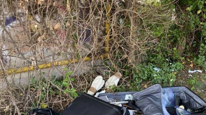 Le valigie abbandonate sul lungarno Al Gatano Le valigie abbandonate sul lungarno Al Gatano