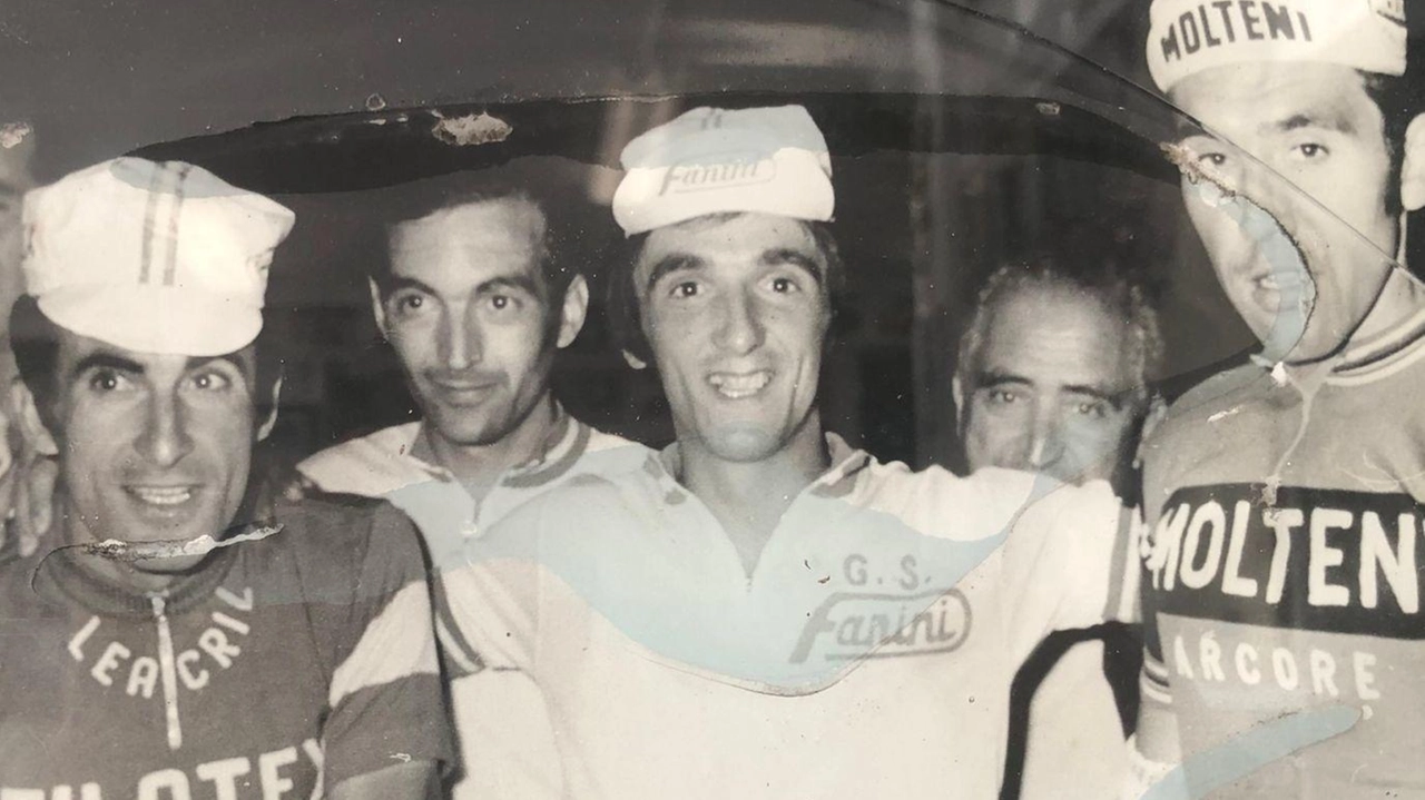 Da sinistra: Franco Bitossi, un giovane Ivano Fanini ed Eddy Merckx Da sinistra: Franco Bitossi, un giovane Ivano Fanini ed Eddy Merckx