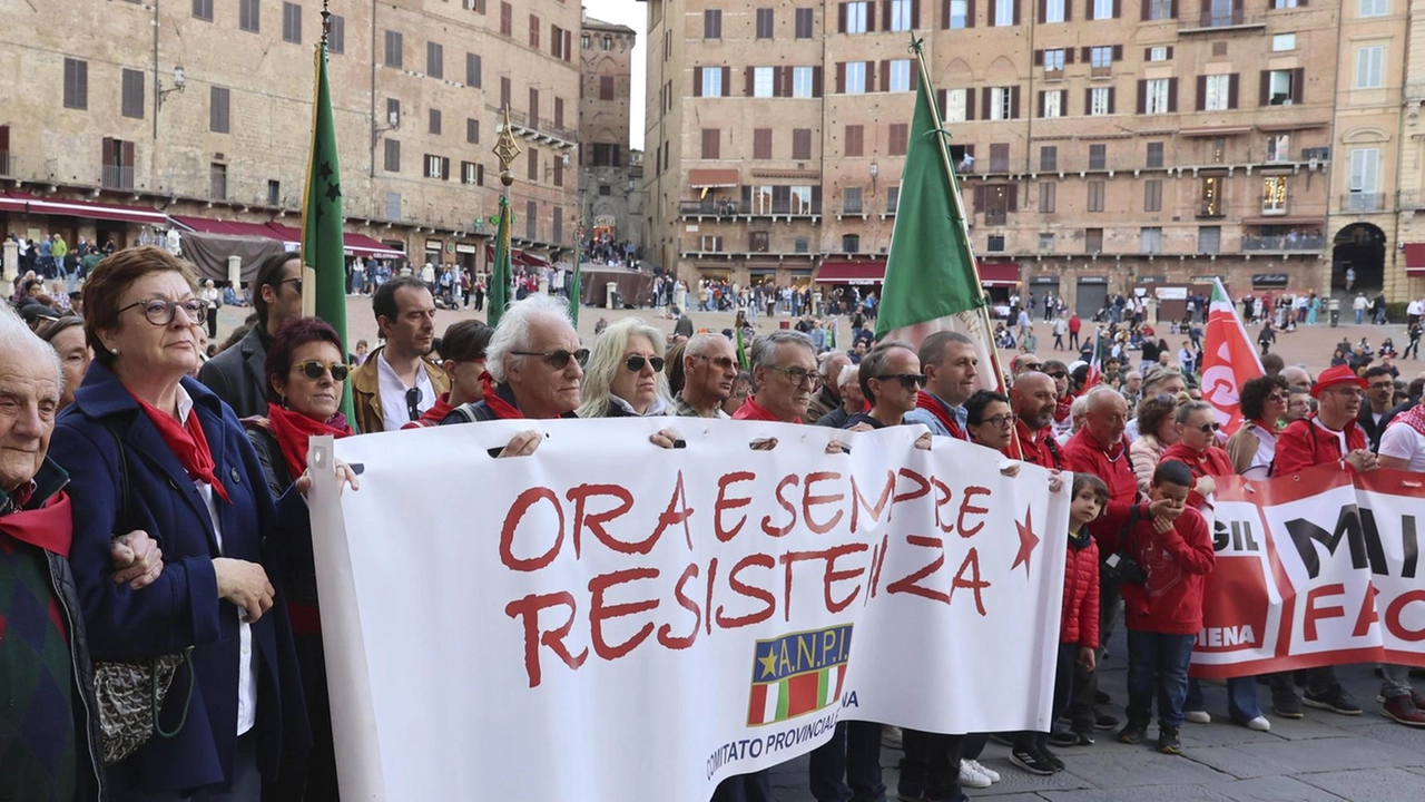 Ieri mattina le amministrazioni comunali e le associazioni hanno ricordato il 25 Aprile. Il ricordo di chi lottò per sconfiggere il nazifascismo e "scelse la via più difficile".