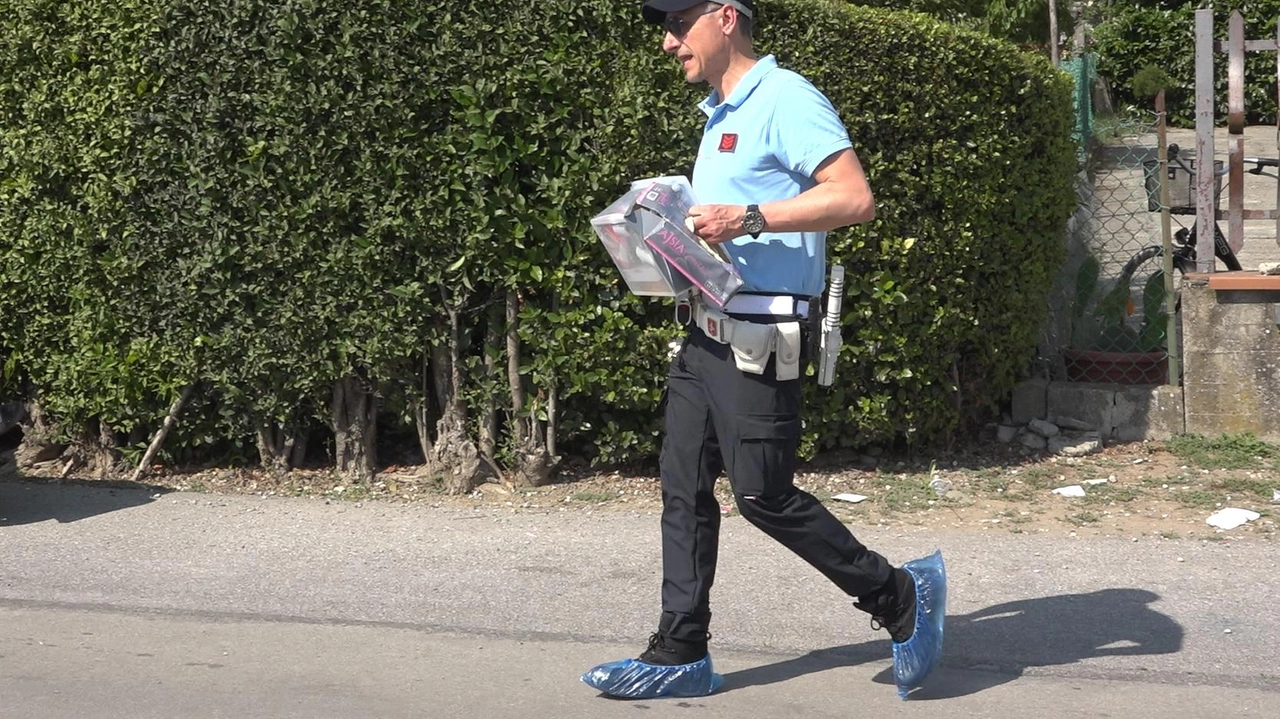 La polizia municipale al lavoro per tutti i rilievi del caso (foto Storai) La polizia municipale al lavoro per tutti i rilievi del caso (foto Storai)