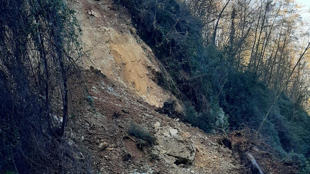 La frana e, sotto, l’accesso della strada La frana e, sotto, l’accesso della strada