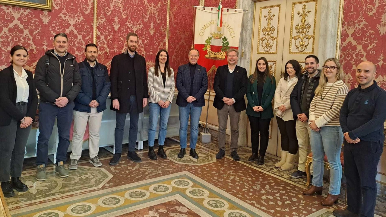 Foto di gruppo a Palazzo Orsetti insieme al sindaco Pardini e all’assesore Moreno Bruni per i dieci nuovi assunti in Comune Foto di gruppo a Palazzo Orsetti insieme al sindaco Pardini e all’assesore Moreno Bruni per i dieci nuovi assunti in Comune