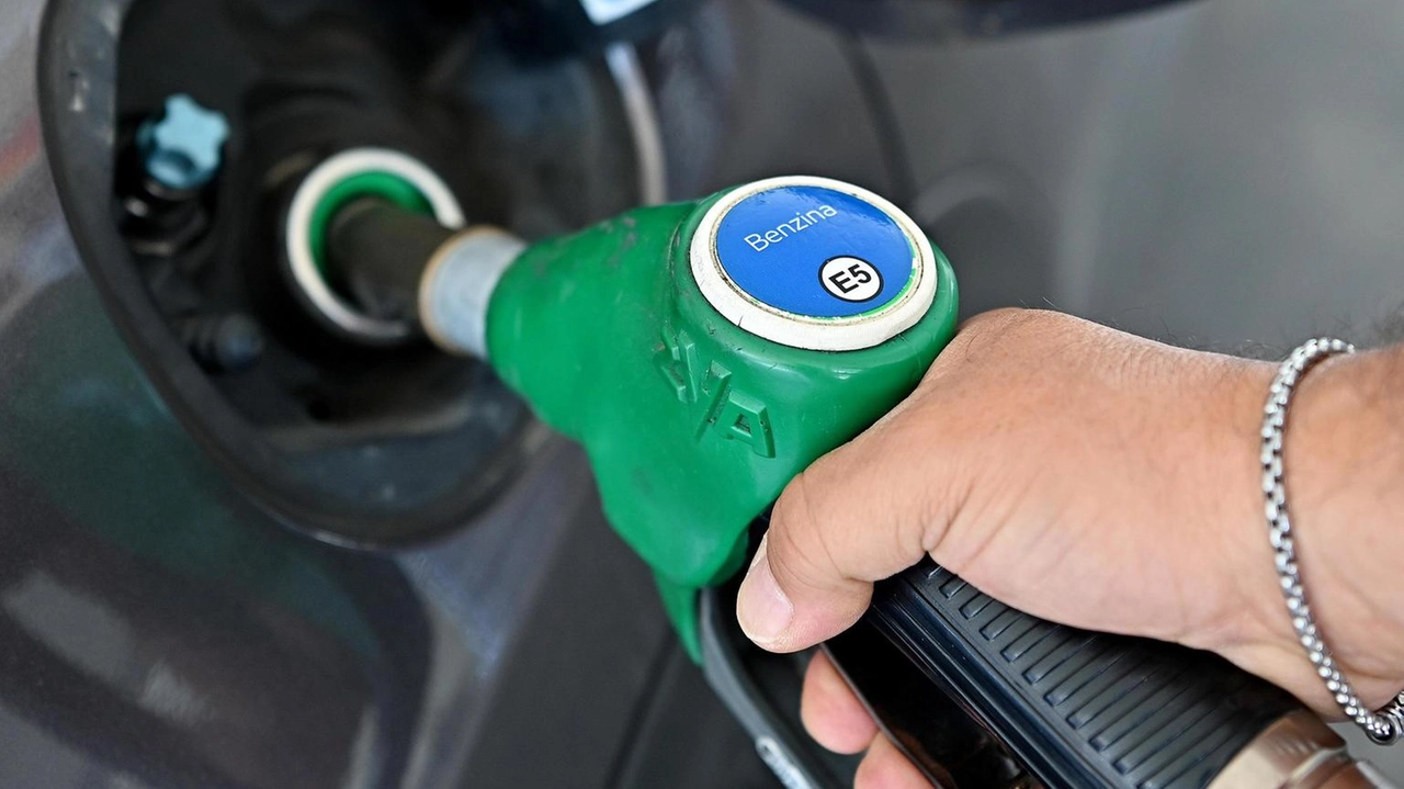 I prezzi di benzina e gasolio aumentano a causa delle tensioni tra Israele e Iran, con un incremento del Brent del 10%. I prezzi di benzina e gasolio aumentano a causa delle tensioni tra Israele e Iran, con un incremento del Brent del 10%.