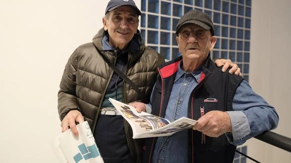 Walter Tacchini, con un amico, all’inaugurazione della mostra ’Pensieri d’artista’ organizzata da “La Nazione”, nella quale è presente con una delle sue maschere Walter Tacchini, con un amico, all’inaugurazione della mostra ’Pensieri d’artista’ organizzata da “La Nazione”, nella quale è presente con una delle sue maschere