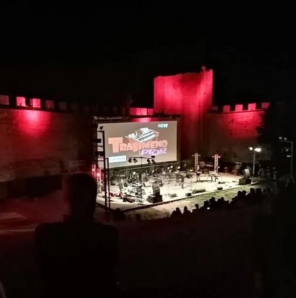 https://www.lanazione.it/image-service/view/acePublic/alias/contentid/OGRhNDRjZjYtY2MwMy00/0/trasimeno-prog-festival-la-psichedelia-dei-pink-floyd-e-i-misteri-di-profondo-rosso.jpeg?f=1.91:1&w=1200