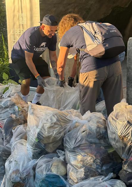Sedie, trattori e... sci. La discarica impossibile: "Certi rifiuti abbandonati erano parte della natura"