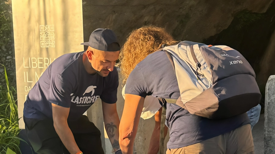 Oltre 350 chili di immondizia raccolti da Plastic Free Onlus in località Debbia. D’Alessandro: "Un cumulo grande e ben ’nascosto’ agli occhi dei passanti. Grazie ai volontari che si muovono come caterpillar per pulire l’ambiente". Oltre 350 chili di immondizia raccolti da Plastic Free Onlus in località Debbia. D’Alessandro: "Un cumulo grande e ben ’nascosto’ agli occhi dei passanti. Grazie ai volontari che si muovono come caterpillar per pulire l’ambiente".