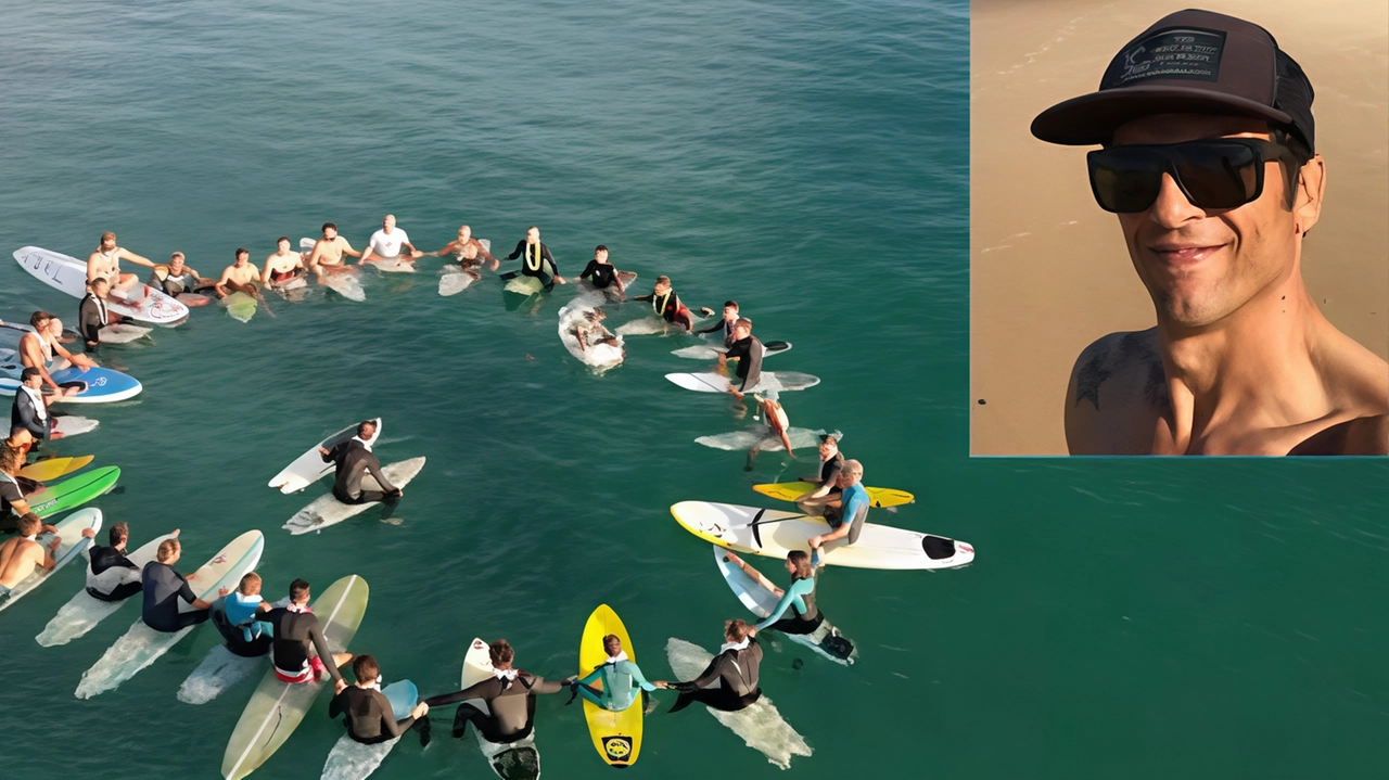 L’omaggio degli amici con le tavole da surf in cerchio: così è stato salutato Paolo Posta (riquadro) L’omaggio degli amici con le tavole da surf in cerchio: così è stato salutato Paolo Posta (riquadro)