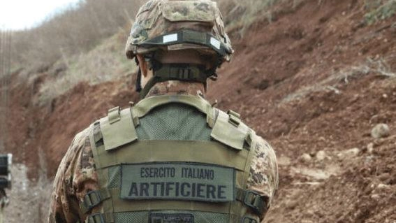 Un artificiere al lavoro durante un intervento di bonifica per un ordigno bellico: un’operazione simile a quella in programma a Empoli (foto d’archivio)