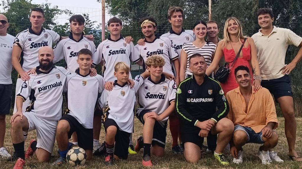 Nel tradizionale incontro di Ferragosto a Collegnago, Fivizzano, un calciatore veterano si frattura il femore destro. La partita prosegue con fair play, ma l'incidente getta un'ombra sulla giornata. Nel tradizionale incontro di Ferragosto a Collegnago, Fivizzano, un calciatore veterano si frattura il femore destro. La partita prosegue con fair play, ma l'incidente getta un'ombra sulla giornata.