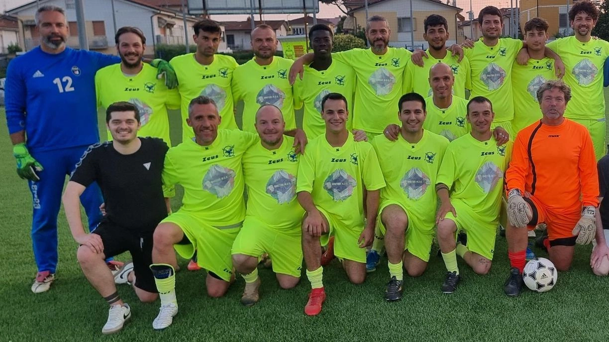 Il Csf Bianchi/Mda ha alzato al cielo il «Trofeo Enrico Sassolini» Il Csf Bianchi/Mda ha alzato al cielo il «Trofeo Enrico Sassolini»