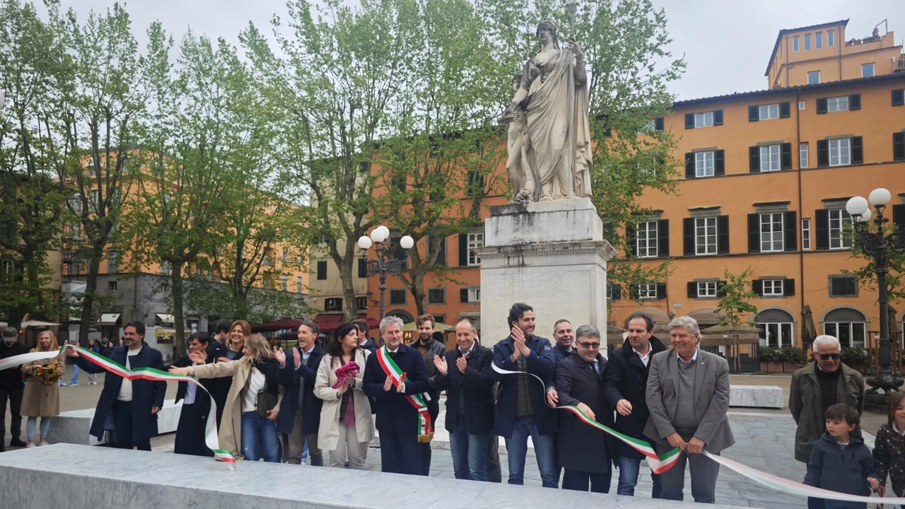Il taglio del nastro in piazza Napoleone