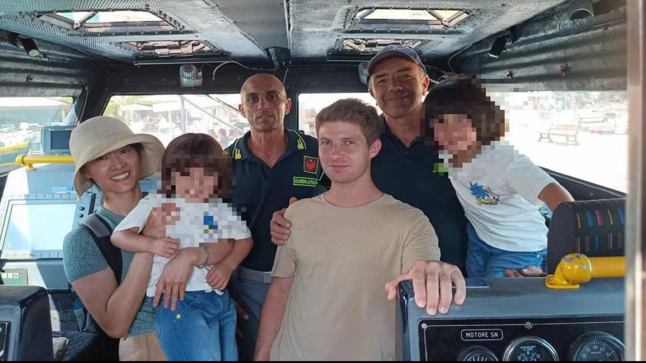 I militari della guardia di finanza con la famiglia del bambino scomparso I militari della guardia di finanza con la famiglia del bambino scomparso