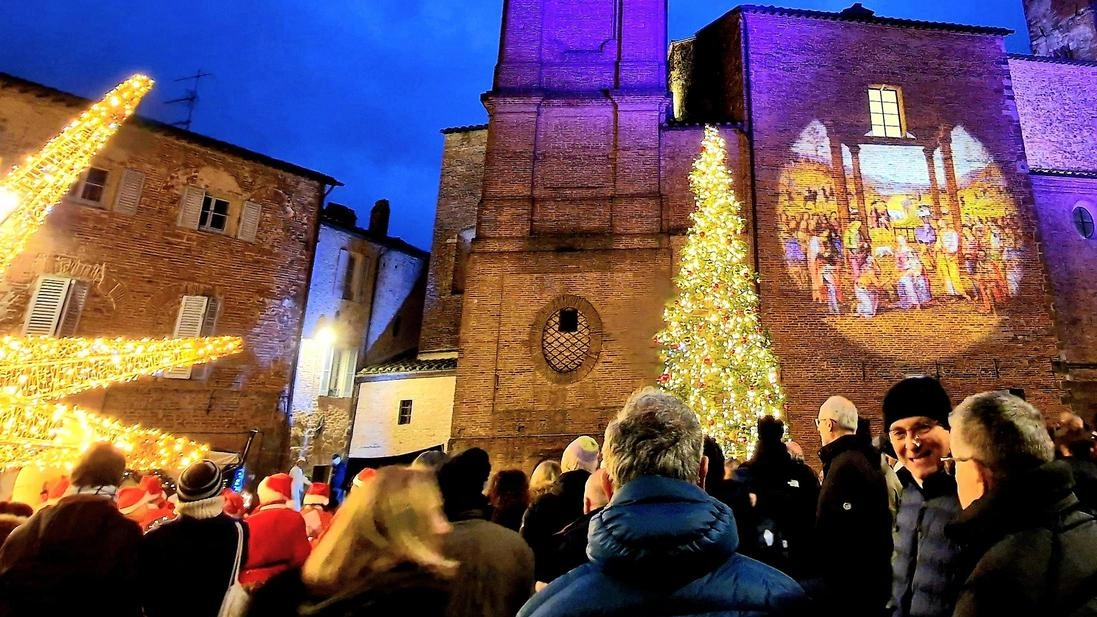 Accensione in piazza del Plebiscito della grande installazione luminosa con il concerto della banda musicale dei babbi Natale Accensione in piazza del Plebiscito della grande installazione luminosa con il concerto della banda musicale dei babbi Natale