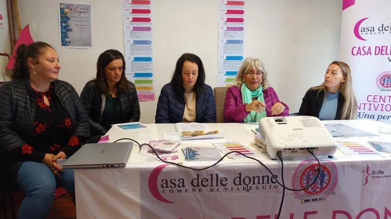 Una delle tante iniziative della «Casa delle donne» di Viareggio, associazione che da alcuni anni è presente anche a Pietrasanta con un apposito sportello Una delle tante iniziative della «Casa delle donne» di Viareggio, associazione che da alcuni anni è presente anche a Pietrasanta con un apposito sportello