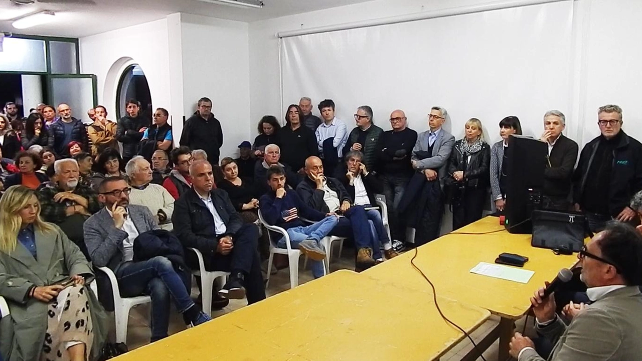 Umbertide, l’incontro organizzato dal consiglio di quartiere dopo il rogo che ha distrutto la Lucy Plast. Presenti all’iniziativa politici e tecnici . Umbertide, l’incontro organizzato dal consiglio di quartiere dopo il rogo che ha distrutto la Lucy Plast. Presenti all’iniziativa politici e tecnici .
