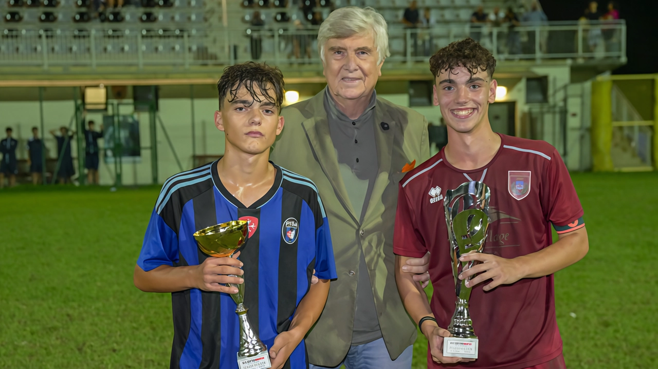 Furio Valcareggi insieme ai capitani di Pisa e della vincente Pontedera Furio Valcareggi insieme ai capitani di Pisa e della vincente Pontedera