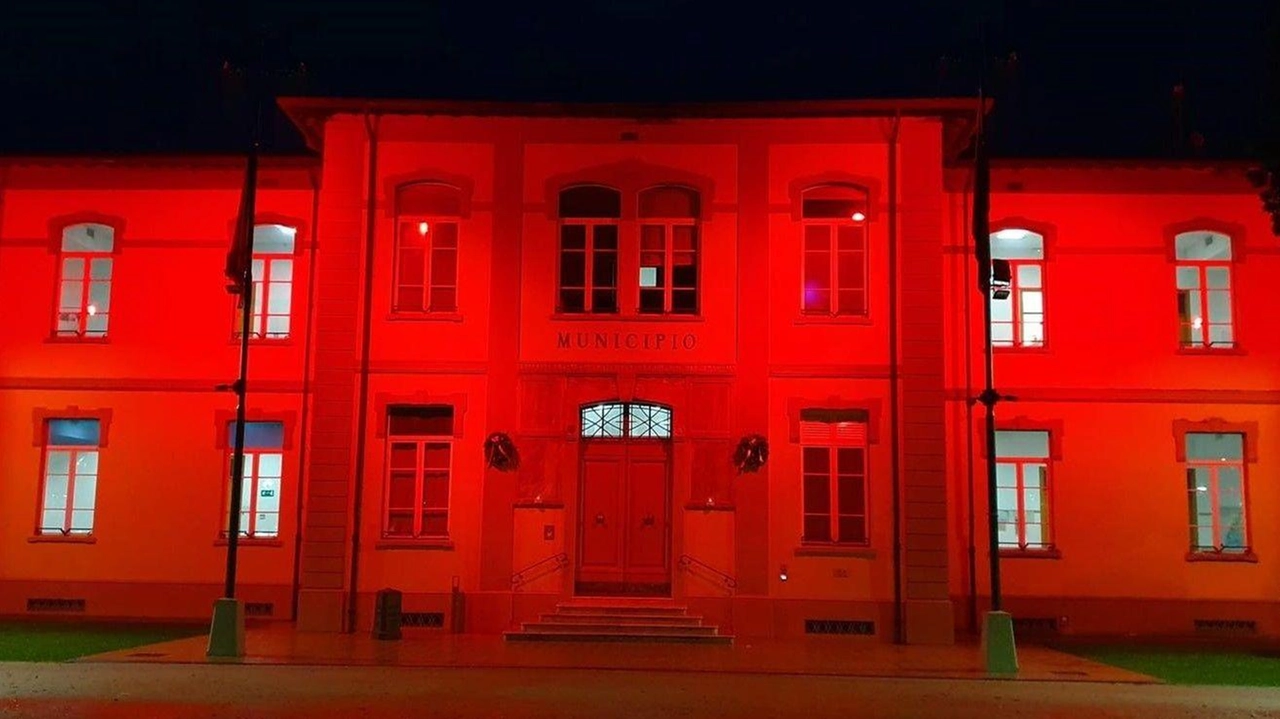 Per la Giornata Internazionale contro la violenza sulle donne il Comune si illumina simbolicamente di rosso Per la Giornata Internazionale contro la violenza sulle donne il Comune si illumina simbolicamente di rosso
