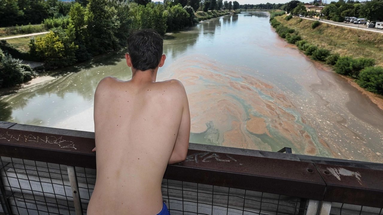 La grande chiazza nel fiume è stata segnalata domenica pomeriggio La grande chiazza nel fiume è stata segnalata domenica pomeriggio