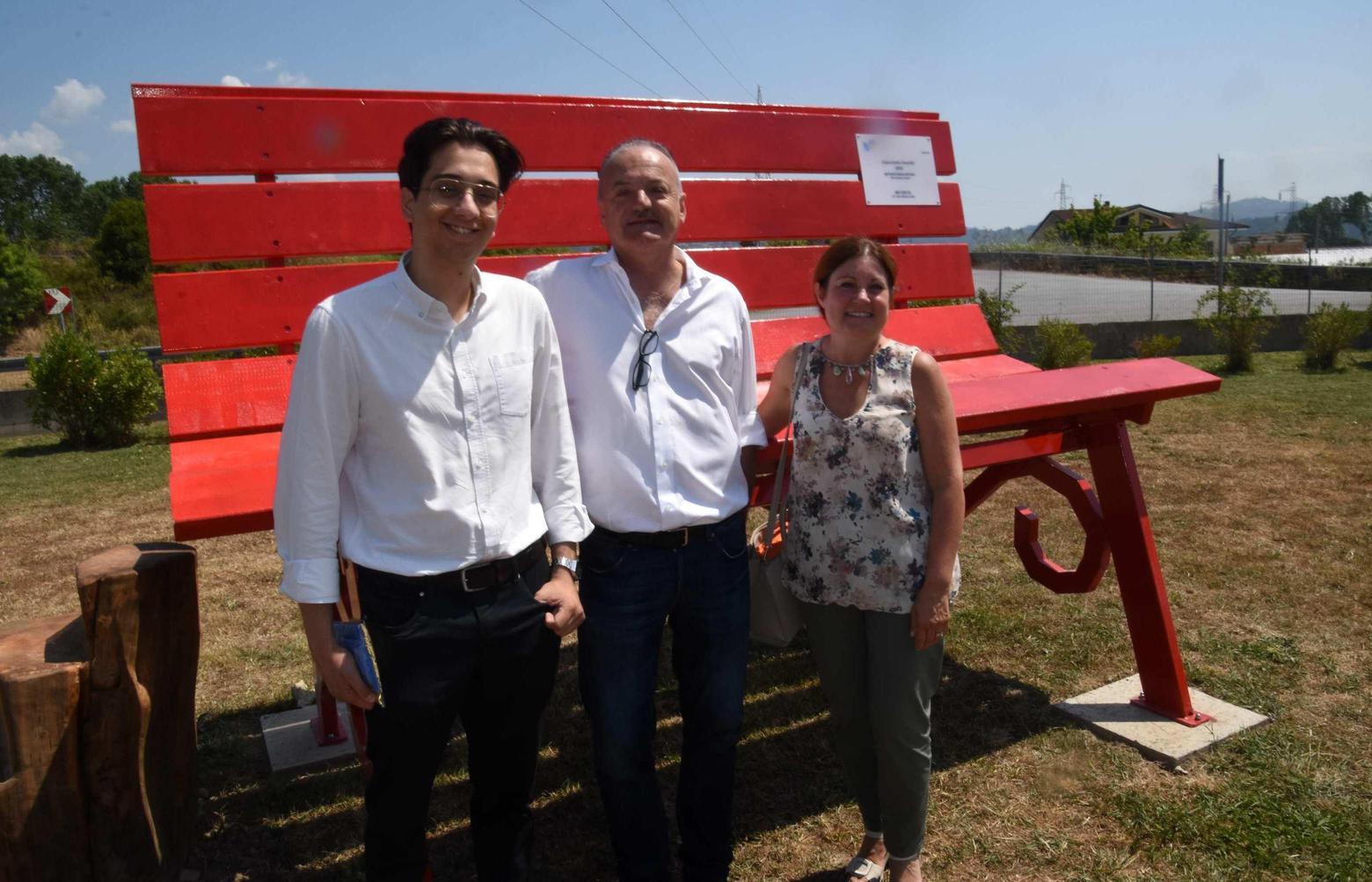 Un’altra "panchina rossa". Inaugurata dal Consorzio Un’altra "panchina rossa". Inaugurata dal Consorzio