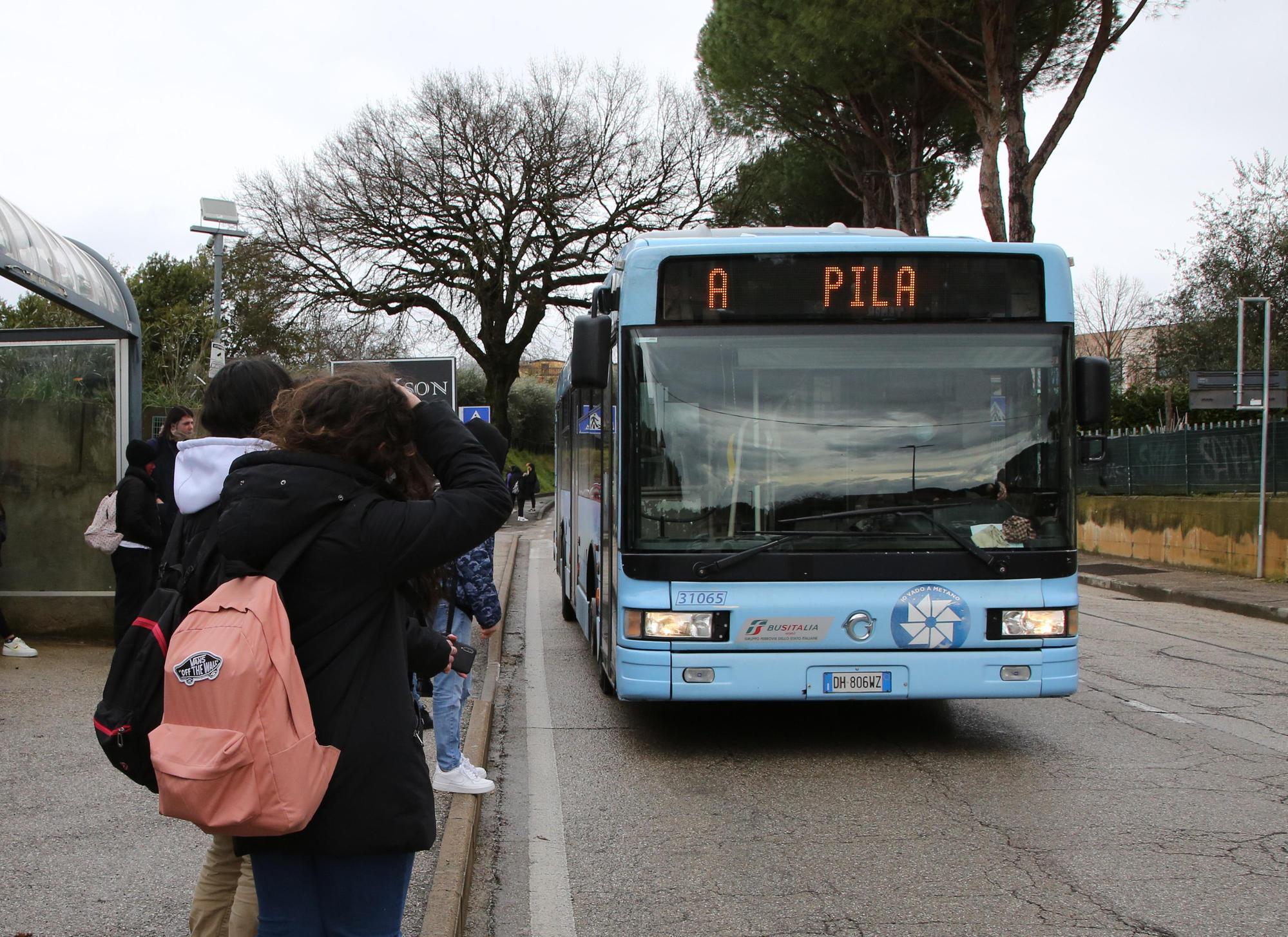 È senza biglietto, crea il caos. Aggredisce i controllori del bus. Aveva un coltello di 20 centimetri È senza biglietto, crea il caos. Aggredisce i controllori del bus. Aveva un coltello di 20 centimetri