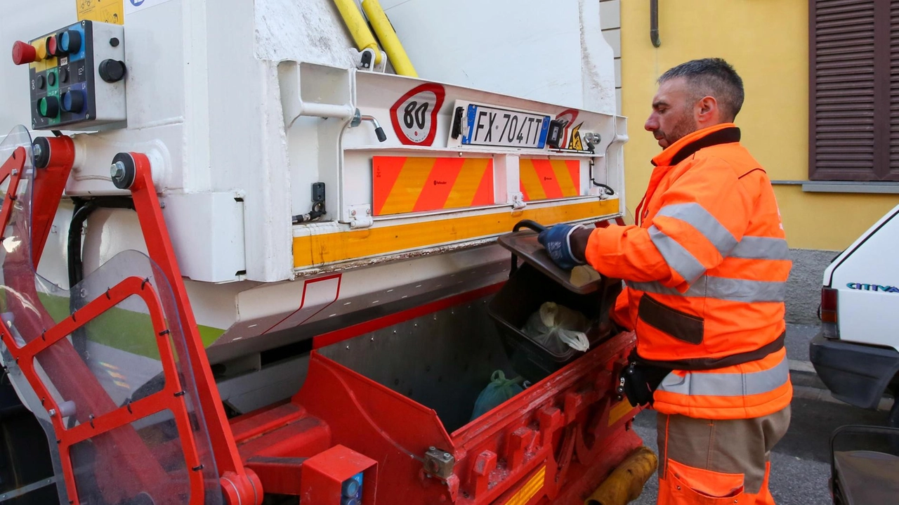 Un operatore di Alia durante la raccolta rifiuti di porta in porta (foto d’archivio FotocronacheGermogli) Un operatore di Alia durante la raccolta rifiuti di porta in porta (foto d’archivio FotocronacheGermogli)