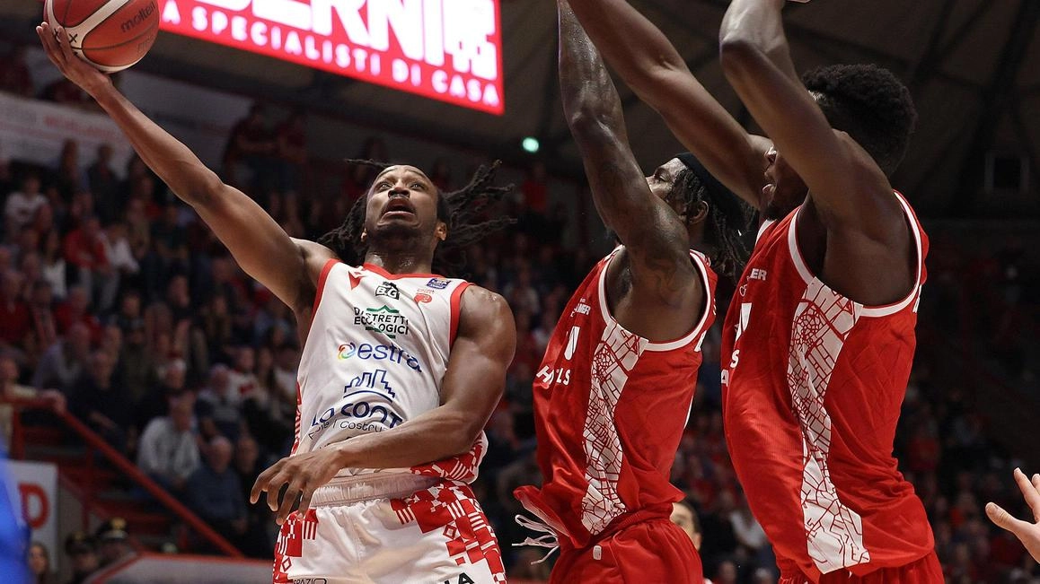 Michael Forrest penetra contro la difesa di Reggio Emilia Michael Forrest penetra contro la difesa di Reggio Emilia