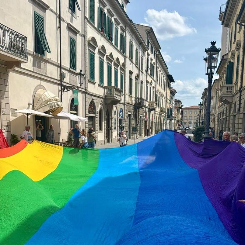 Ecco la bandiera della pace più grande del mondo, tornata a sfilare a Prato dopo 22 anni