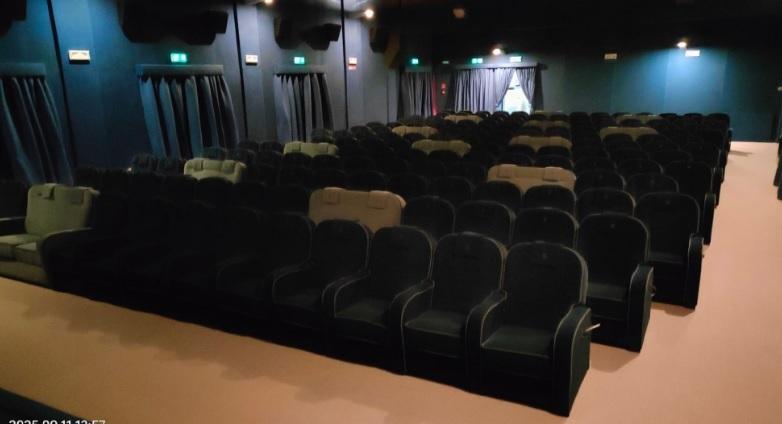 Riapre il cinema Centrale a Viareggio, la prima sala “boutique” con poltrone Luxe e divani per due persone
