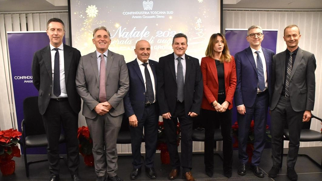 I parlamentari partecipanti al dibattito insieme ai vertici di Confindustria I parlamentari partecipanti al dibattito insieme ai vertici di Confindustria