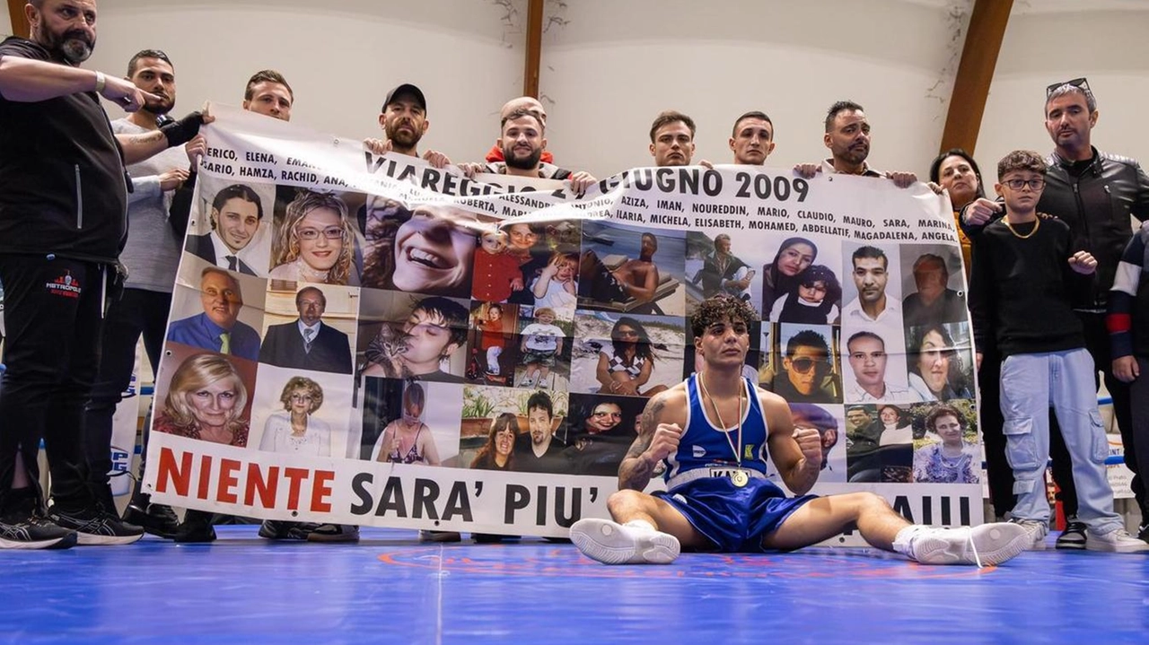 Lo striscione dedicato alle vittime della strage di Viareggio esposto sul ring di Prato Lo striscione dedicato alle vittime della strage di Viareggio esposto sul ring di Prato