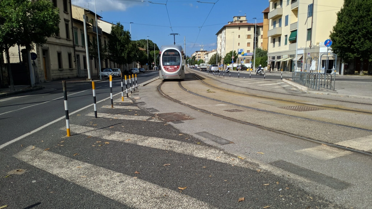 Tramvia affollata, i ladri accerchiano un’anziana e la derubano