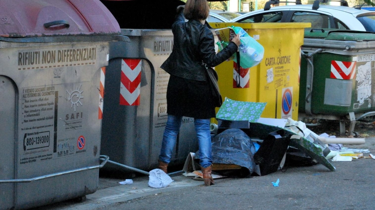 Rifiuti abbandonati lo scorso ottobre accanto ai cassonetti in una zona del Vingone a Scandicci (FotocronacheGermogli) Rifiuti abbandonati lo scorso ottobre accanto ai cassonetti in una zona del Vingone a Scandicci (FotocronacheGermogli)