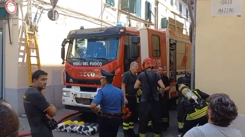 I vigili del fuoco fuori dal palazzo della tragedia. L'appartamento è in via Turi