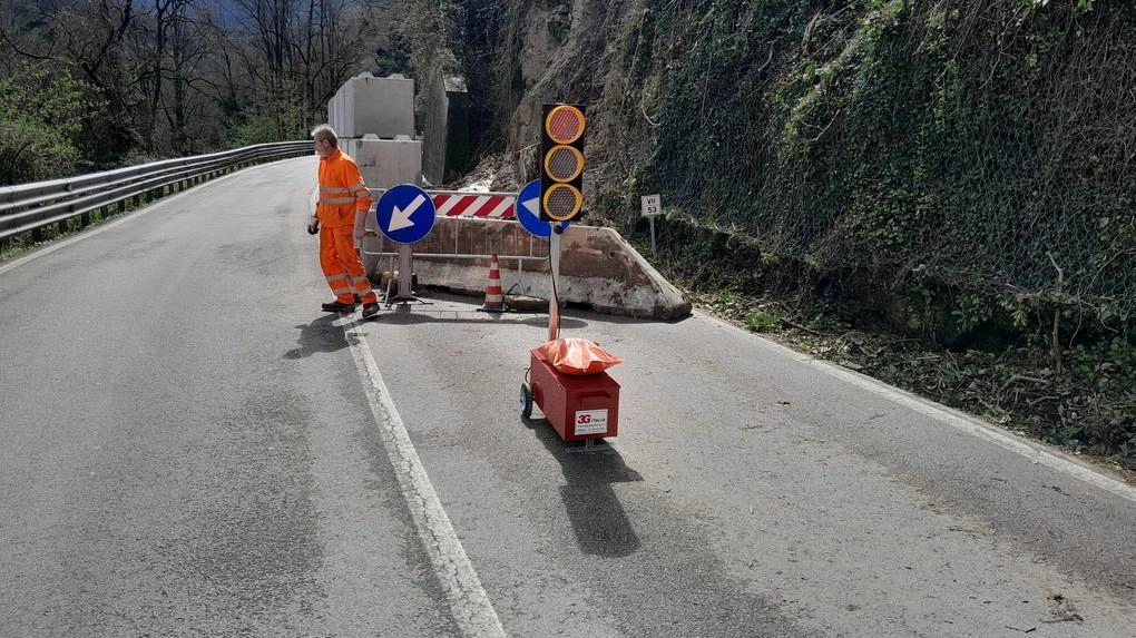 Per affrontare le numerose frane cadute lungo la Sr 325, ieri la Provincia di Prato è intervenuta tramite i tecnici...
