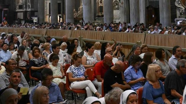 I funerali nel maxischermo in piazza Giusti