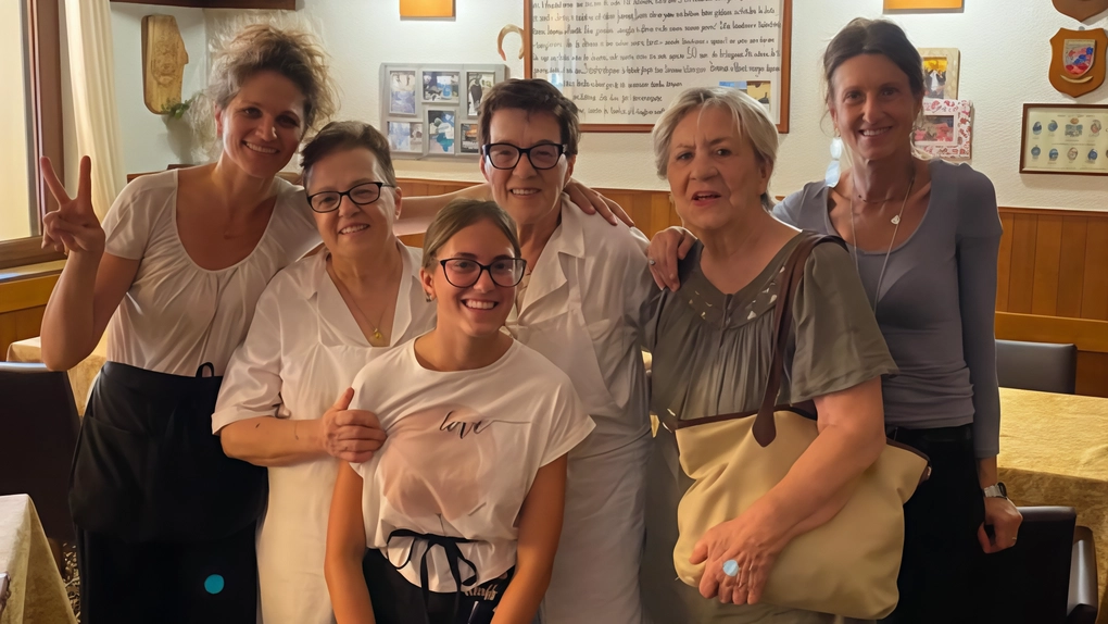 Il ristorante-pizzeria-albergo "Da Jolanda" a Traversa festeggia 60 anni di attività, con una gestione familiare soprattutto femminile che ha superato sfide e ottenuto successi lungo la strada della Futa. Il ristorante-pizzeria-albergo "Da Jolanda" a Traversa festeggia 60 anni di attività, con una gestione familiare soprattutto femminile che ha superato sfide e ottenuto successi lungo la strada della Futa.