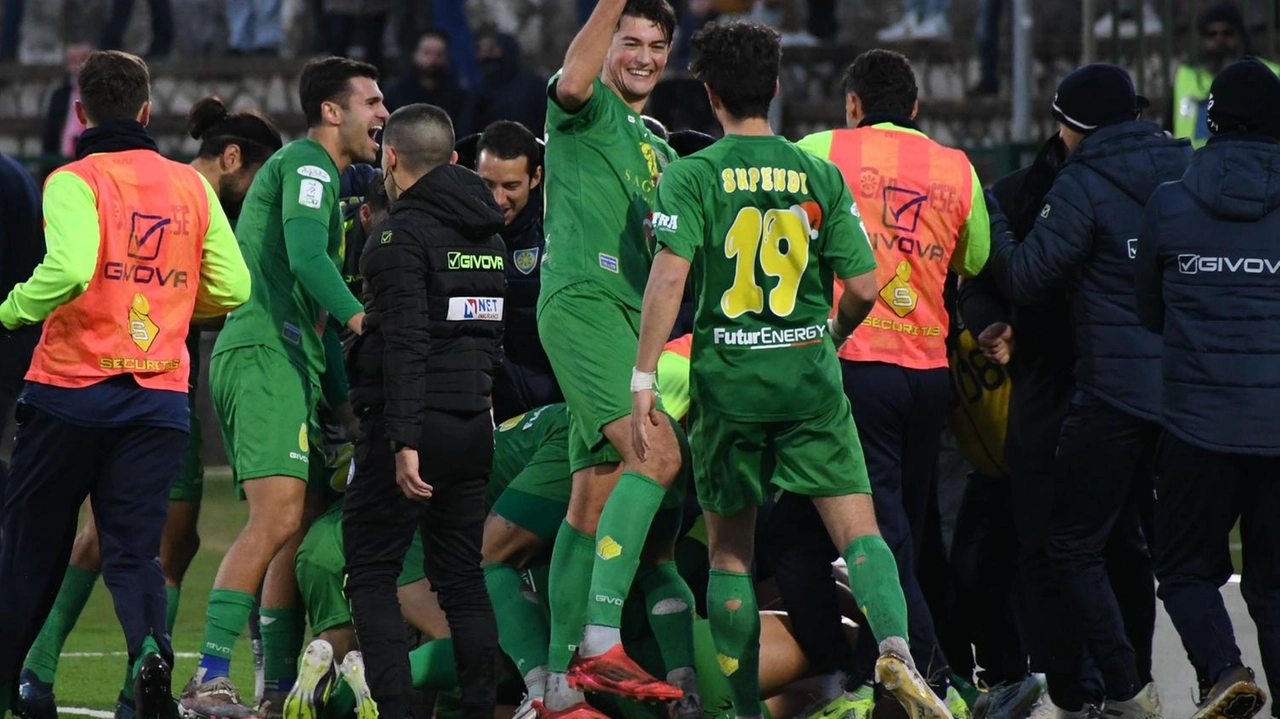 L’abbraccio tra Illanes e i tifosi per il gol salvezza contro contro il Modena, A destra, Cicconi travolto dai compagni dopo il gol al Cosenza e, in alto, l’esultanza di Cherubini dopo la rete al Catanzaro (foto di Letizia Delia)