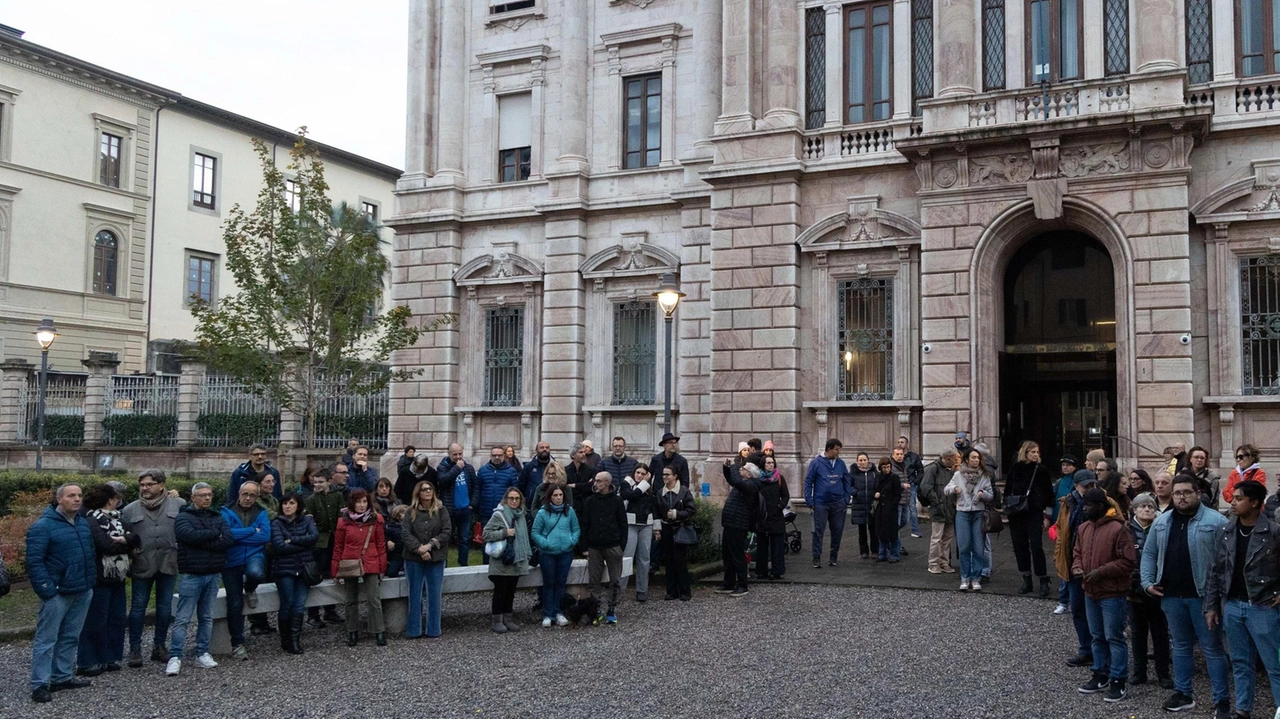 L’iniziativa promossa dagli amici di Zack, il 18enne vittima di pestaggio in Piazza. Dante dello scorso sabato 9 novembre: "Sono felice che Pisa abbia reagito. e che il responsabile sia stato preso. Ma certi soggetti vanno fermati prima". L’iniziativa promossa dagli amici di Zack, il 18enne vittima di pestaggio in Piazza. Dante dello scorso sabato 9 novembre: "Sono felice che Pisa abbia reagito. e che il responsabile sia stato preso. Ma certi soggetti vanno fermati prima".