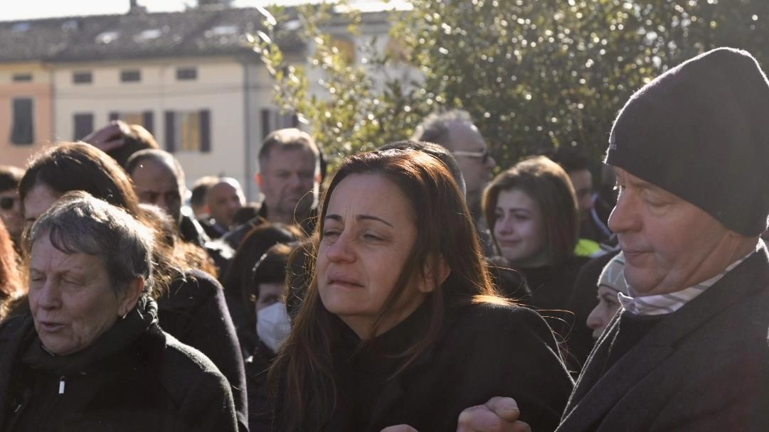 La sofferenza della moglie, familiari e amici (Alcide) La sofferenza della moglie, familiari e amici (Alcide)