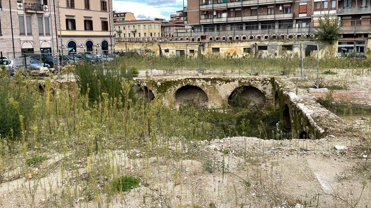 Gli scavi di Largo Cairoli e alcuni dei reperti emersi Gli scavi di Largo Cairoli e alcuni dei reperti emersi