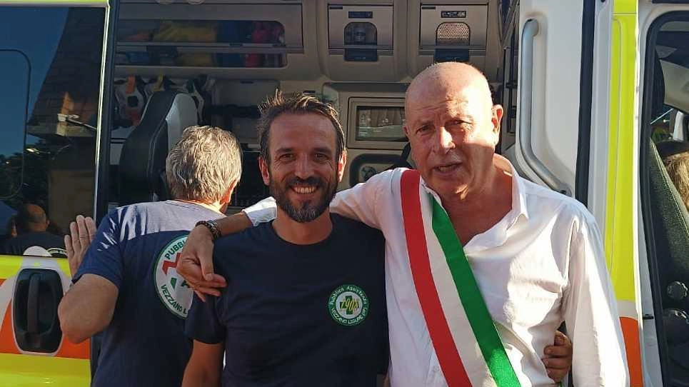Il presidente della Pa vezzanese, Paolo Maregatti, e il sindaco Massimo Bertoni, davanti alla nuova ambulanza acquistata dall’associazione. Sono serviti centomila euro per l’acquisto del nuovo mezzo Il presidente della Pa vezzanese, Paolo Maregatti, e il sindaco Massimo Bertoni, davanti alla nuova ambulanza acquistata dall’associazione. Sono serviti centomila euro per l’acquisto del nuovo mezzo