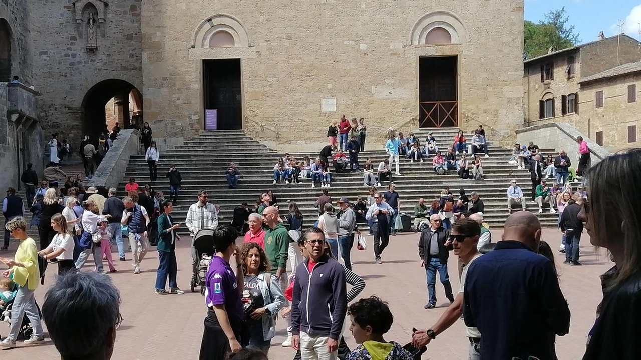 Venerdì scorso in occasione della festività. del 25 aprile tante persone hanno affollato il centro di San Gimignano
