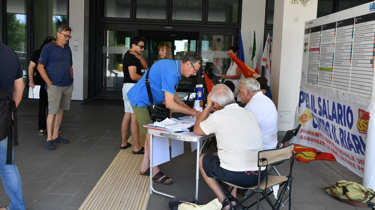 Presidio davanti al Noa per superare il modello delle tre grandi aziende Asl "I risparmi promessi non ci sono stati: la riforma è stata un’involuzione".