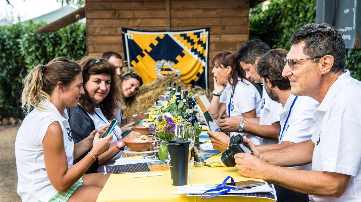 Sta crescendo la partecipazione alle cene che si svolgono in contrada prima del Bravìo Sta crescendo la partecipazione alle cene che si svolgono in contrada prima del Bravìo