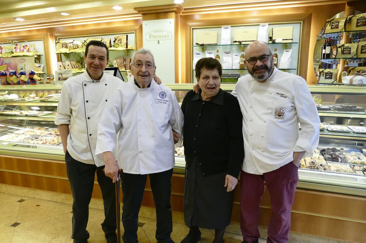 https://www.lanazione.it/image-service/view/acePublic/alias/contentid/OGU3ZjE5NzMtNTA4ZS00/0/la-famiglia-peruzzi-al-completo-i-genitori-dino-e-brunella-con-i-figli-massimo-e-paolo-pietro.jpeg?f=1.91:1&w=1200
