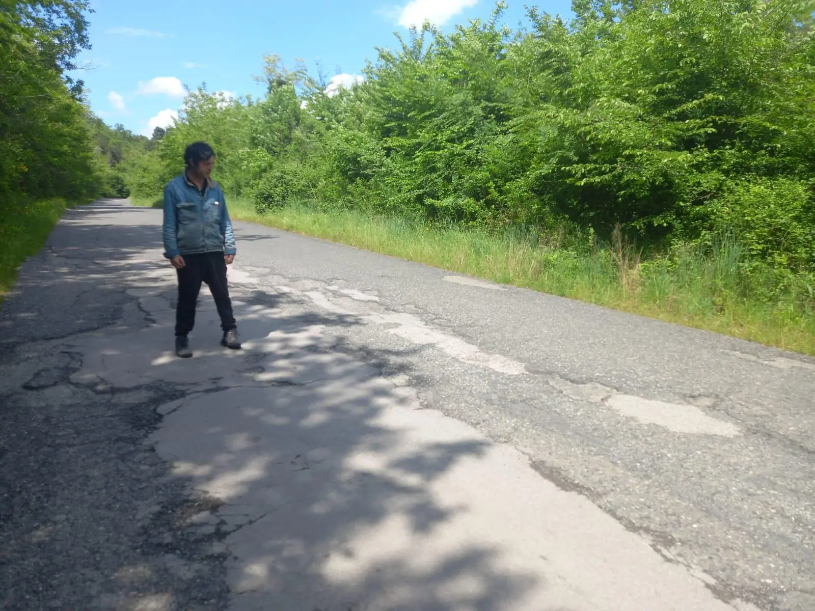 Viaggio nella strada delle buche. Un km di slalom in via dei Valloni