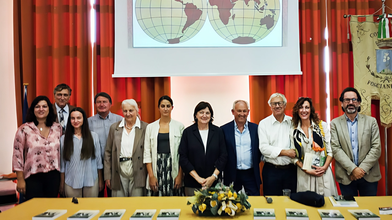 La speciale tavola rotonda in occasione del ritorno della Festa dell’Emigrante, che ha radunato tantissimi cittadini (Foto Borghesi) La speciale tavola rotonda in occasione del ritorno della Festa dell’Emigrante, che ha radunato tantissimi cittadini (Foto Borghesi)