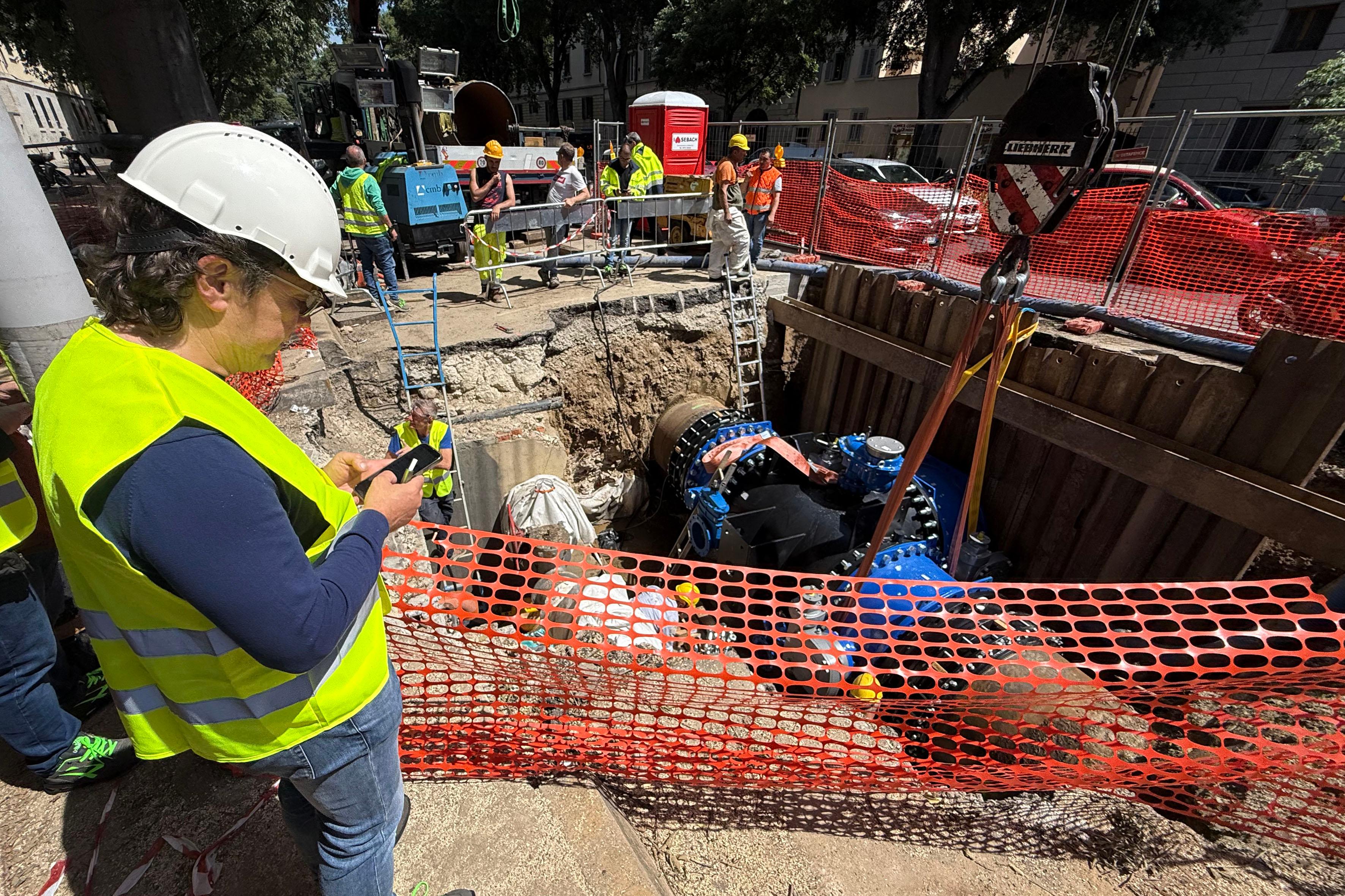 guasto alla rete idrica chiude via dei massoni